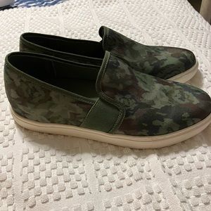 Isaac Mizrahi Live! Daphney Canvas Sneaker Olive  size 8.5 M